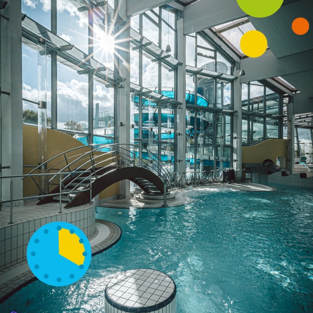 Innenaufnahme des Erlebnisbads Triamare mit hellem Freizeitbecken, großer Glasfront und Blick auf die blaue Wasserrutsche im Außenbereich. Im Vordergrund befindet sich eine kleine Brücke über das Wasser. Grafische Elemente weisen auf das 4-Stunden-Ticket