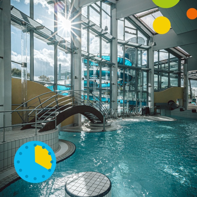 Innenaufnahme des Erlebnisbads Triamare mit großem Wasserbecken, geschwungener Brücke und moderner Glasarchitektur. Durch die Fenster ist die blaue Wasserrutsche sichtbar. Grafische Elemente symbolisieren das 4-Stunden-Ticket für das Bad.