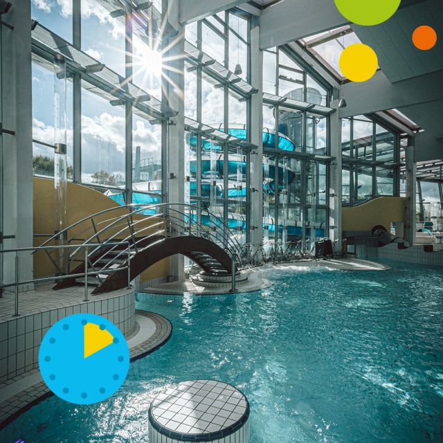 Innenaufnahme des Erlebnisbads Triamare mit hellem Freizeitbecken, großer Glasfront und Blick auf die blaue Wasserrutsche im Außenbereich. Im Vordergrund befindet sich eine kleine Brücke über das Wasser. Grafische Elemente weisen auf das 2-Stunden-Ticket 