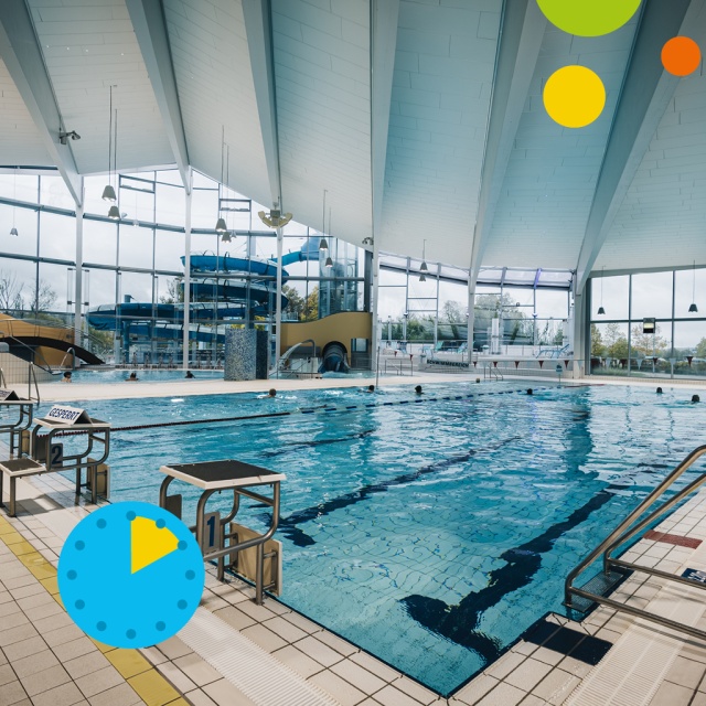 Innenaufnahme des Triamare Schwimmbereichs mit Sportbecken, Startblöcken und großer Glasfront. Im Hintergrund sind die Wasserrutschen und weitere Badebereiche sichtbar. Grafische Elemente symbolisieren das ermäßigte 2-Stunden-Ticket für das Bad.