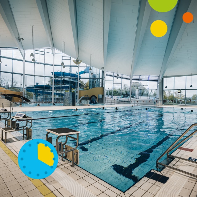 Innenaufnahme des Triamare Schwimmbereichs mit Sportbecken, Startblöcken und großer Glasfront. Im Hintergrund sind die Wasserrutschen und weitere Badebereiche sichtbar. Grafische Elemente symbolisieren das ermäßigte 4-Stunden-Ticket für das Bad.