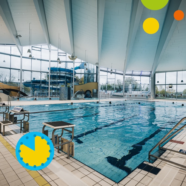 Innenaufnahme des Triamare Schwimmbereichs mit großem Sportbecken, Startblöcken und moderner Glasfassade. Im Hintergrund sind die Wasserrutschen sowie weitere Badebereiche sichtbar. Grafische Elemente symbolisieren die ermäßigte Tageskarte für das Bad.