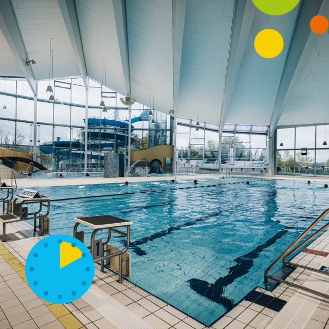 Innenaufnahme des Triamare Schwimmbereichs mit großem Sportbecken, Startblöcken und moderner Glasarchitektur. Im Hintergrund sind die Wasserrutschen und weitere Badebereiche sichtbar. Grafische Elemente symbolisieren das ermäßigte 2-Stunden-Sommerticket f