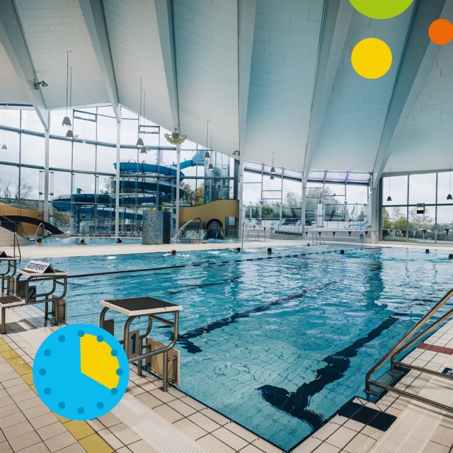 Innenaufnahme des Triamare Schwimmbereichs mit großem Sportbecken, Startblöcken und moderner Glasarchitektur. Im Hintergrund sind die Wasserrutschen und weitere Badebereiche sichtbar. Grafische Elemente symbolisieren das ermäßigte 4-Stunden-Sommerticket f