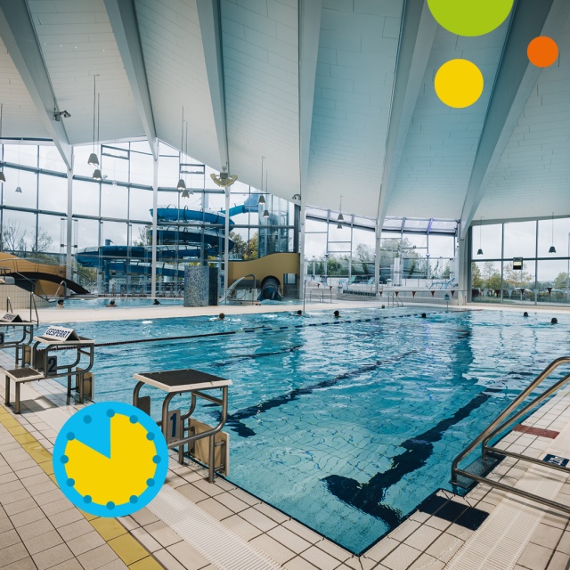 Innenaufnahme des Triamare Schwimmbereichs mit großem Sportbecken, Startblöcken und moderner Glasfassade. Im Hintergrund sind die Wasserrutschen sowie weitere Badebereiche sichtbar. Grafische Elemente symbolisieren die ermäßigte Sommer-Tageskarte für Juge