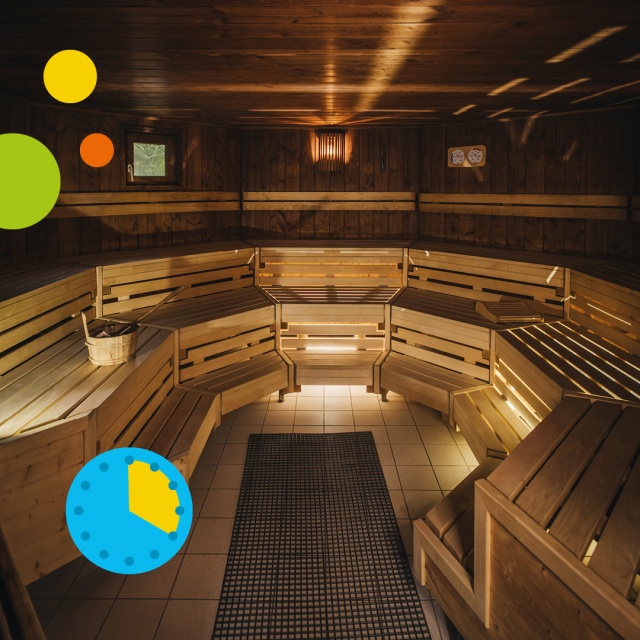 Innenaufnahme der Sauna im Triamare mit warm beleuchtetem Holzinterieur, mehreren Sitz- und Liegebänken sowie einem Saunaeimer im Vordergrund. Die gemütliche Atmosphäre steht für das 4-Stunden-Ticket für Erwachsene in der Sauna.