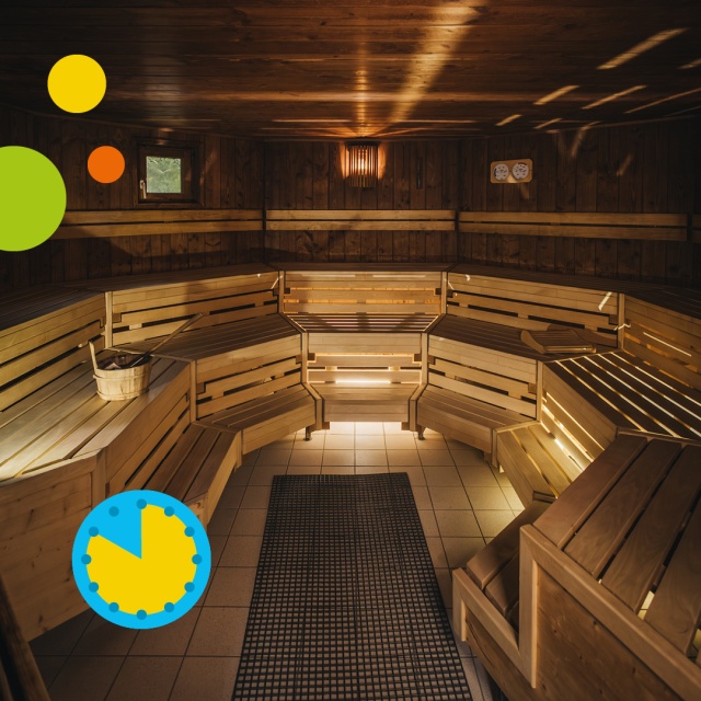 Innenaufnahme der Sauna im Triamare mit warm beleuchtetem Holzinterieur, großzügigen Sitz- und Liegebänken sowie gemütlicher Atmosphäre. Ein Saunaeimer steht im Vordergrund, während indirektes Licht den Raum ausleuchtet. Grafische Elemente symbolisieren d