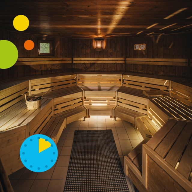 Innenaufnahme der Sauna im Triamare mit warm beleuchtetem Holzinterieur, mehreren Sitz- und Liegebänken sowie einem Saunaeimer im Vordergrund. Die gemütliche Atmosphäre steht für das 2-Stunden-Ticket für Erwachsene in der Sauna.