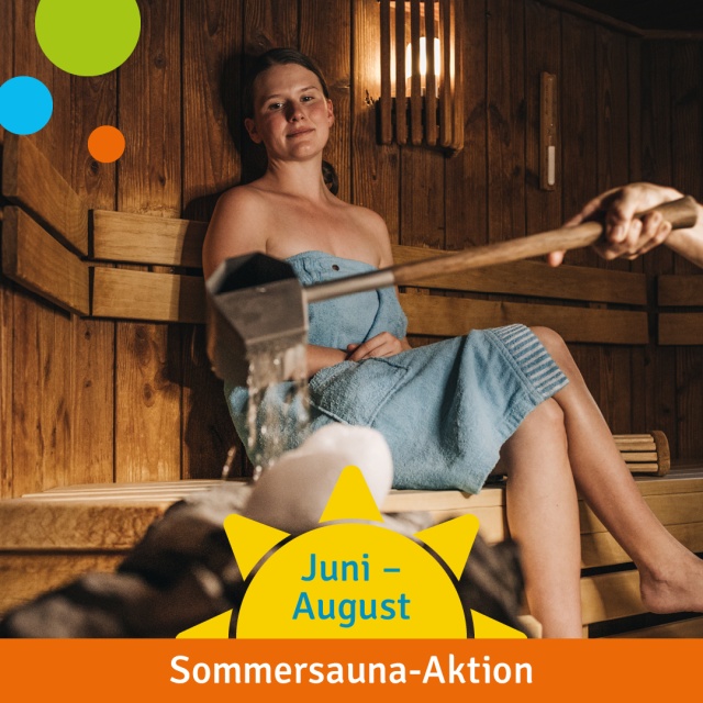 Person sitzt bei einem Saunaaufguss in einer Holzsauna, darunter Hinweis zur Sommersauna-Aktion von Juni bis August.