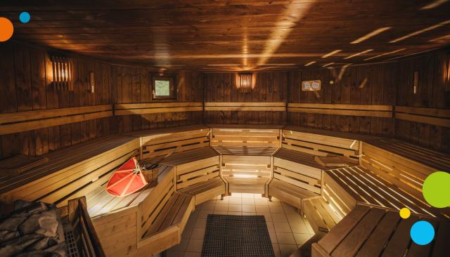 Leerer Saunaraum mit Holzbänken